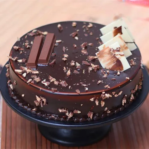 Sending delicious kitkat cake to Pune, Same Day Delivery -  PuneOnlineFlorists