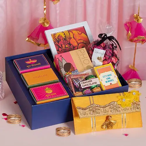 Bahaar, Luxury Gift Box | 7 Assorted Snacks, Honey & Dragées